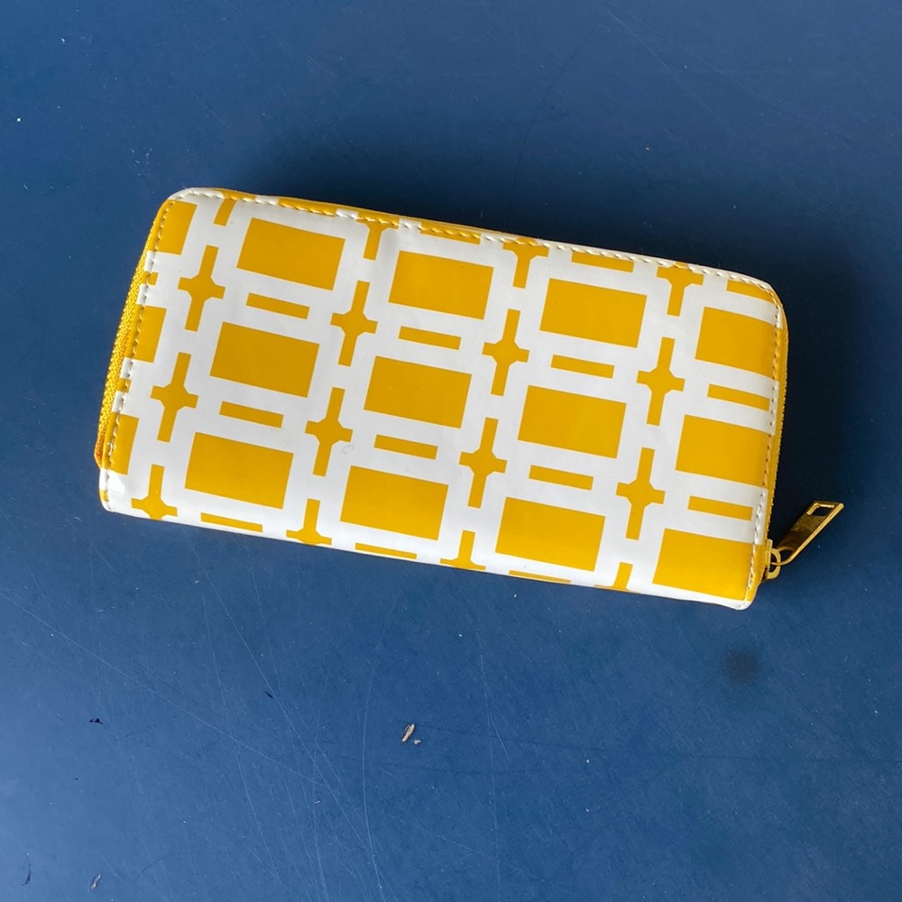 Geo print wallet with zipper